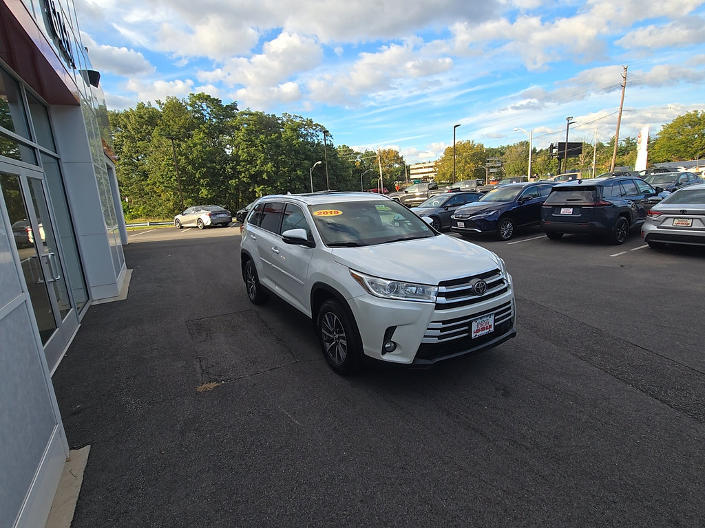 Certified 2019 Toyota Highlander XLE AWD/4WD image 3