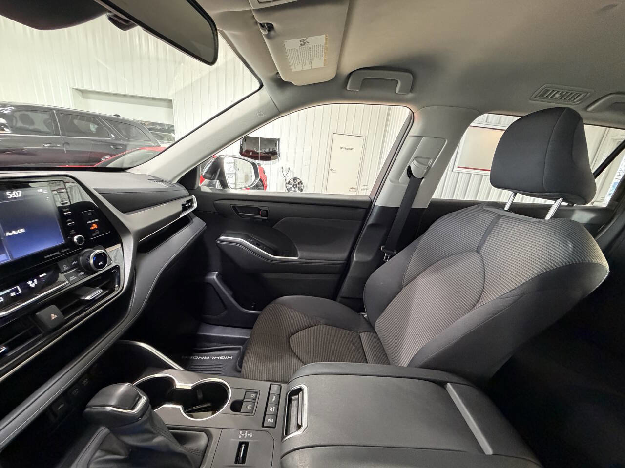 Used 2020 Toyota Highlander LE image 25