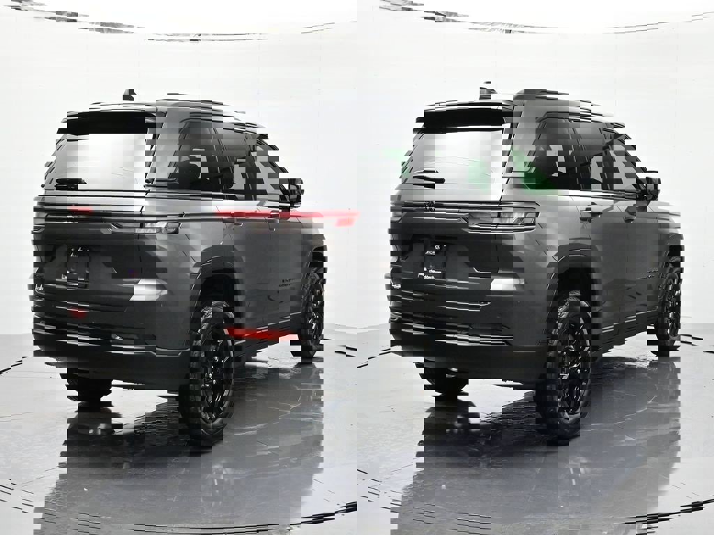 New 2025 Jeep Grand Cherokee Altitude image 5