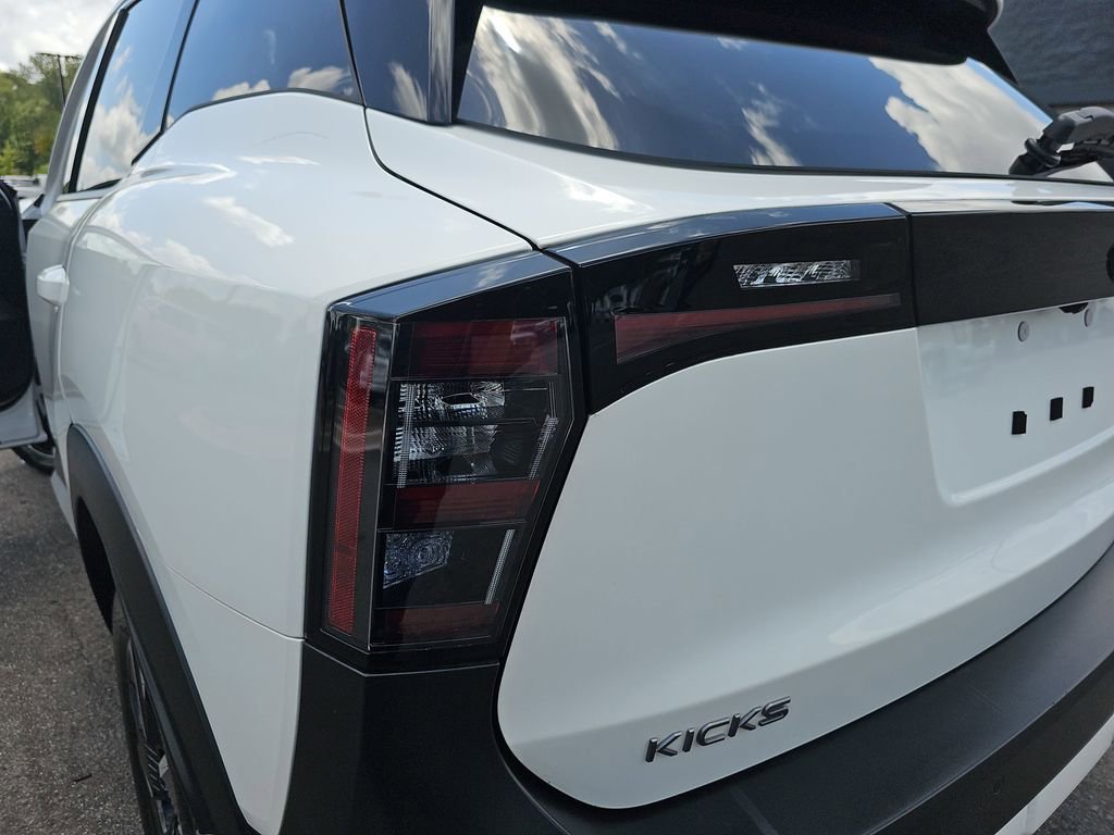 Used 2025 Nissan Kicks SR FWD image 36
