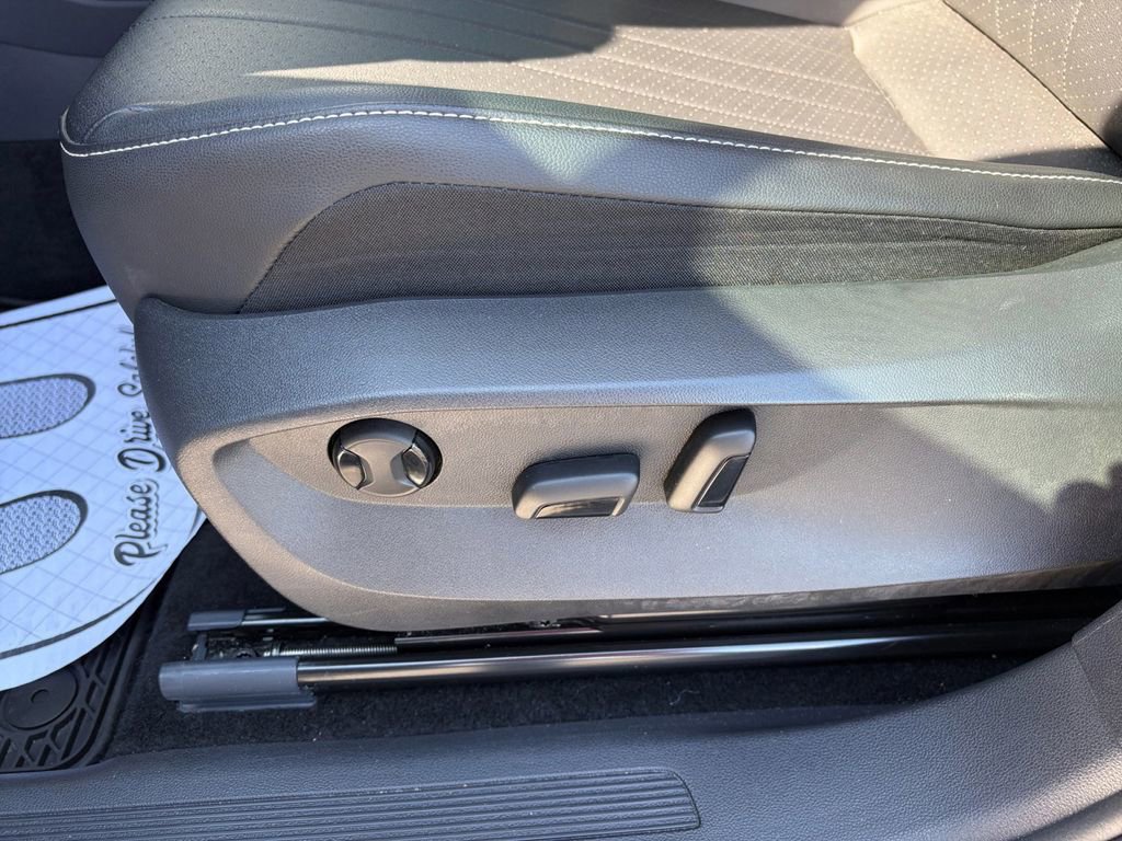 Certified 2023 Volkswagen Tiguan SE w/ Panoramic Sunroof Package image 25