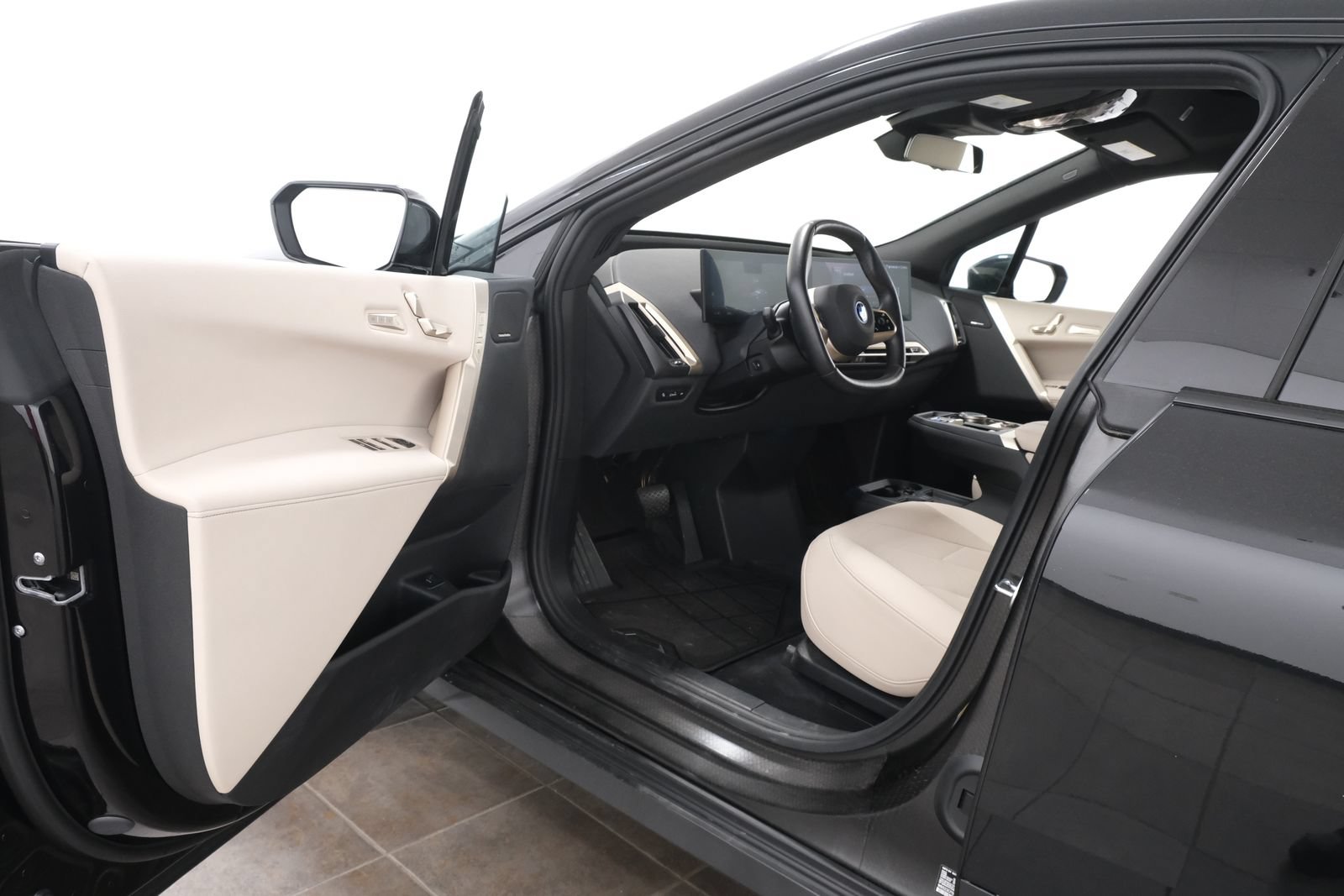 Used 2024 BMW iX xDrive50 w/ Premium Package AWD/4WD image 23