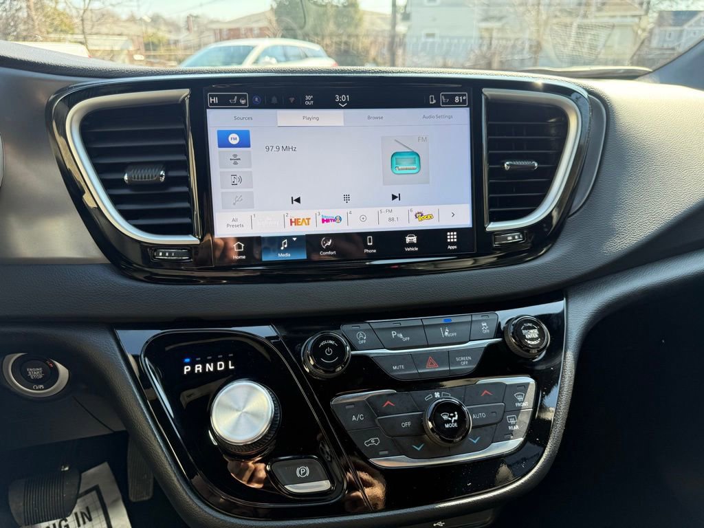 Used 2026 Chrysler Pacifica Select image 25