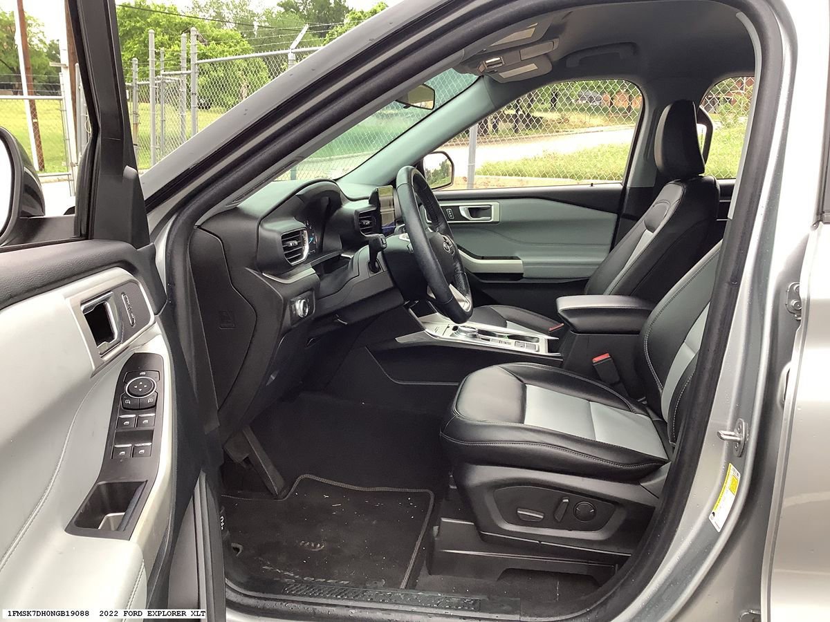 Used 2022 Ford Explorer XLT w/ Equipment Group 202A RWD image 11