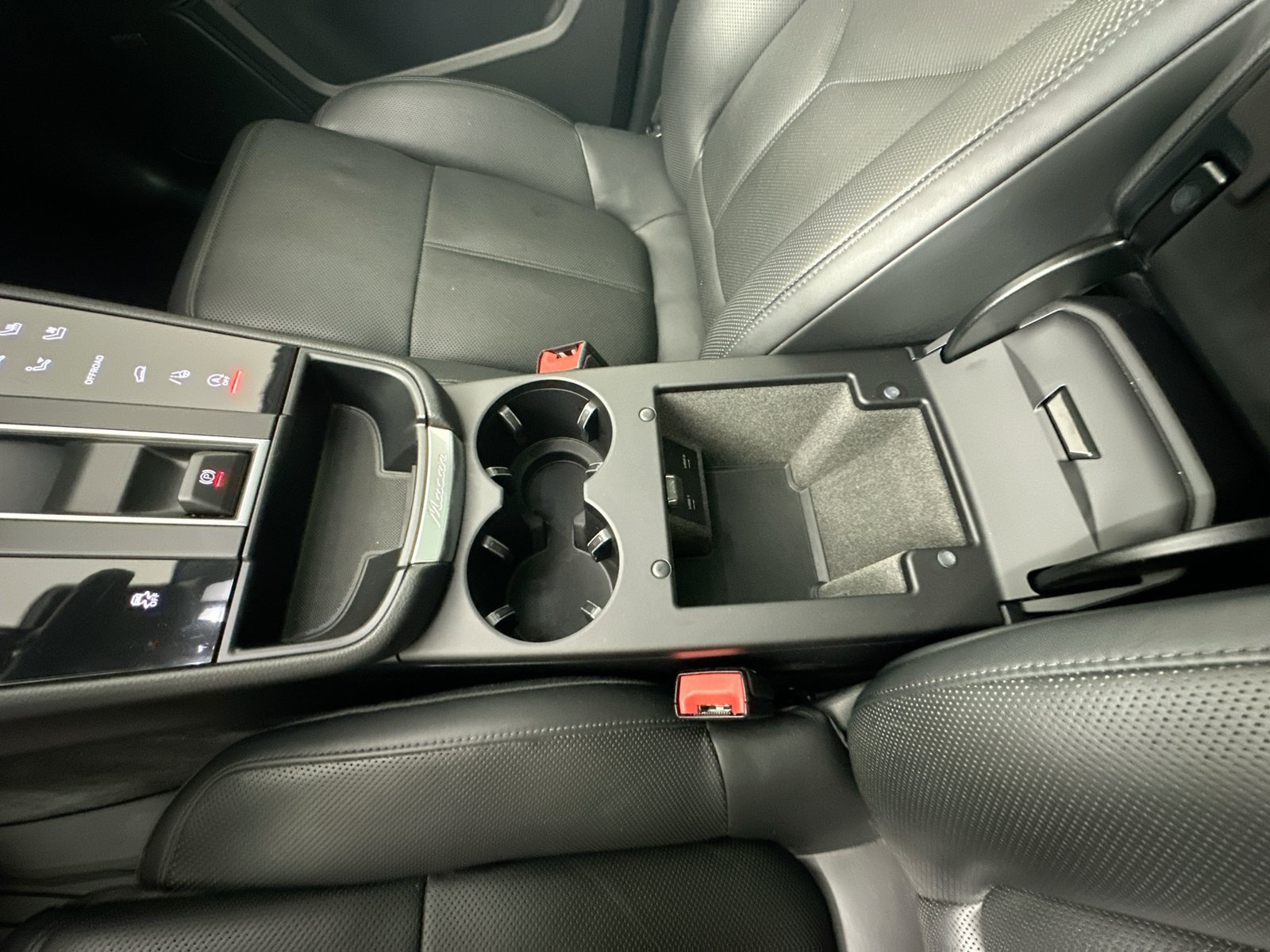 Certified 2022 Porsche Macan AWD/4WD image 29