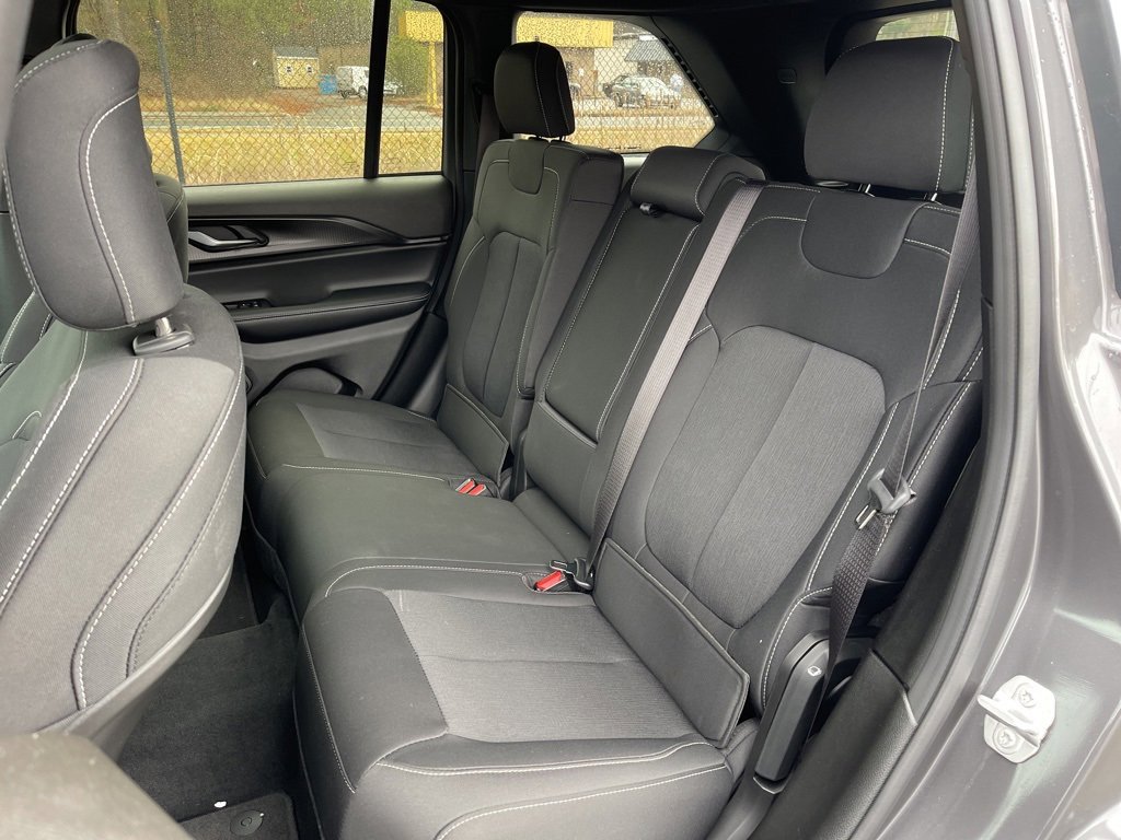 Used 2025 Jeep Grand Cherokee Laredo X w/ Luxury Tech Group I image 21