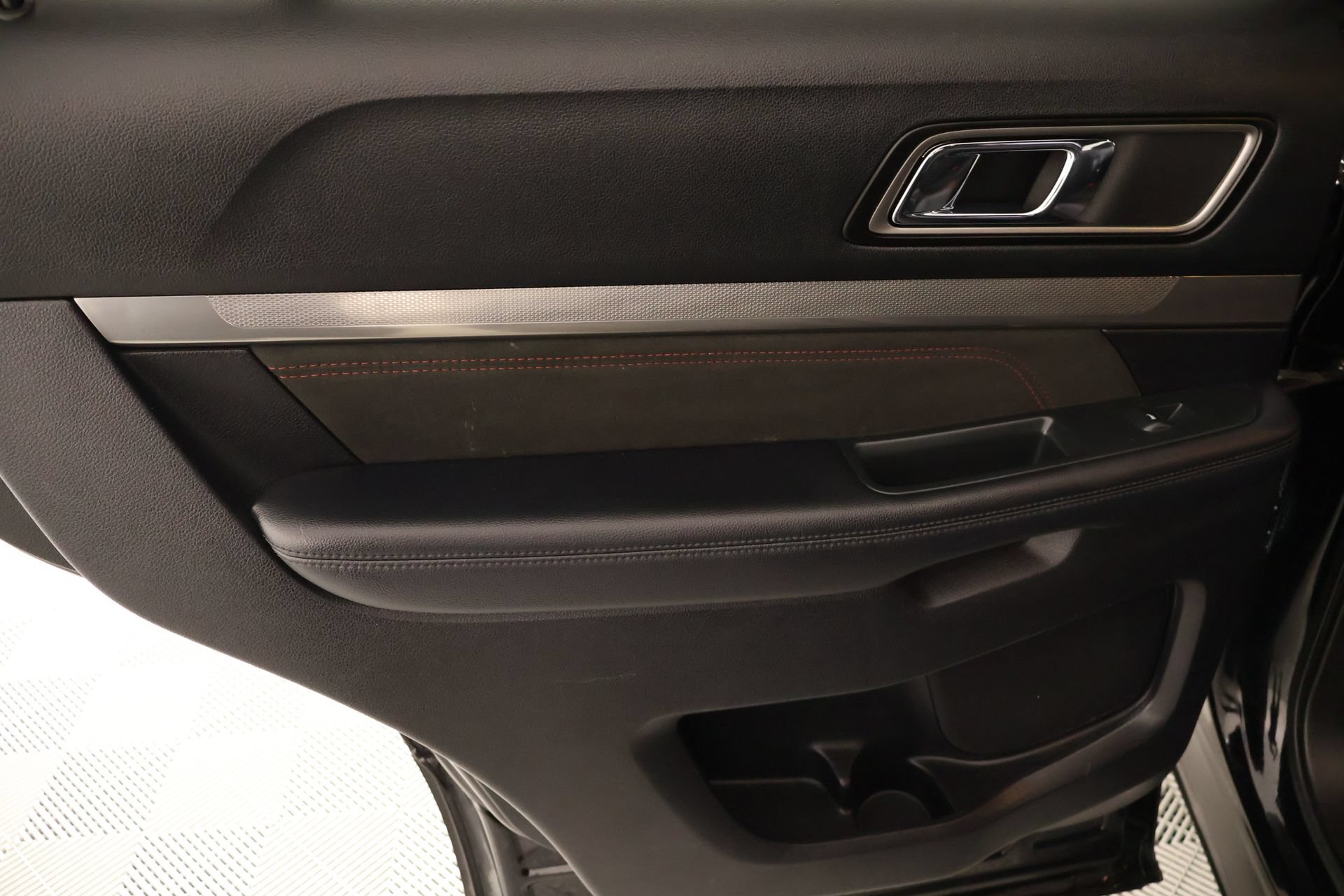 Used 2019 Ford Explorer XLT w/ Equipment Group 202A FWD image 18
