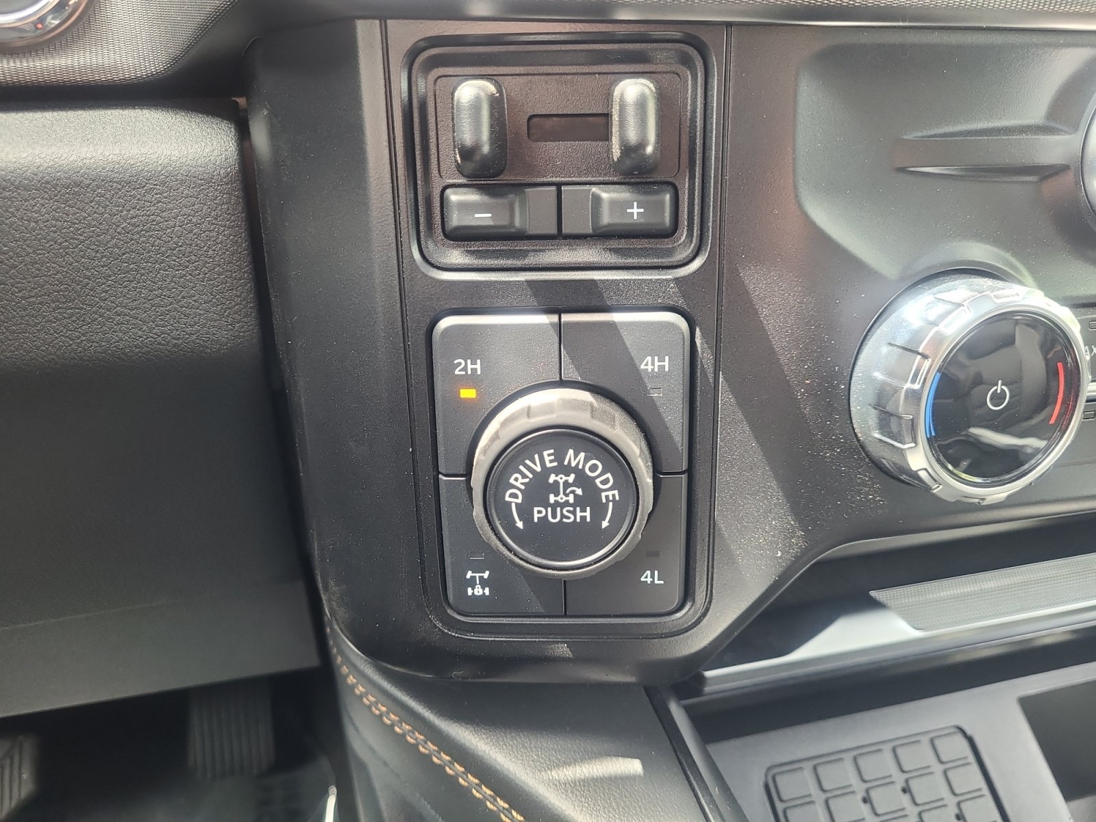 Certified 2024 Ford F350 Platinum w/ Tremor Off-Road Package AWD/4WD image 35