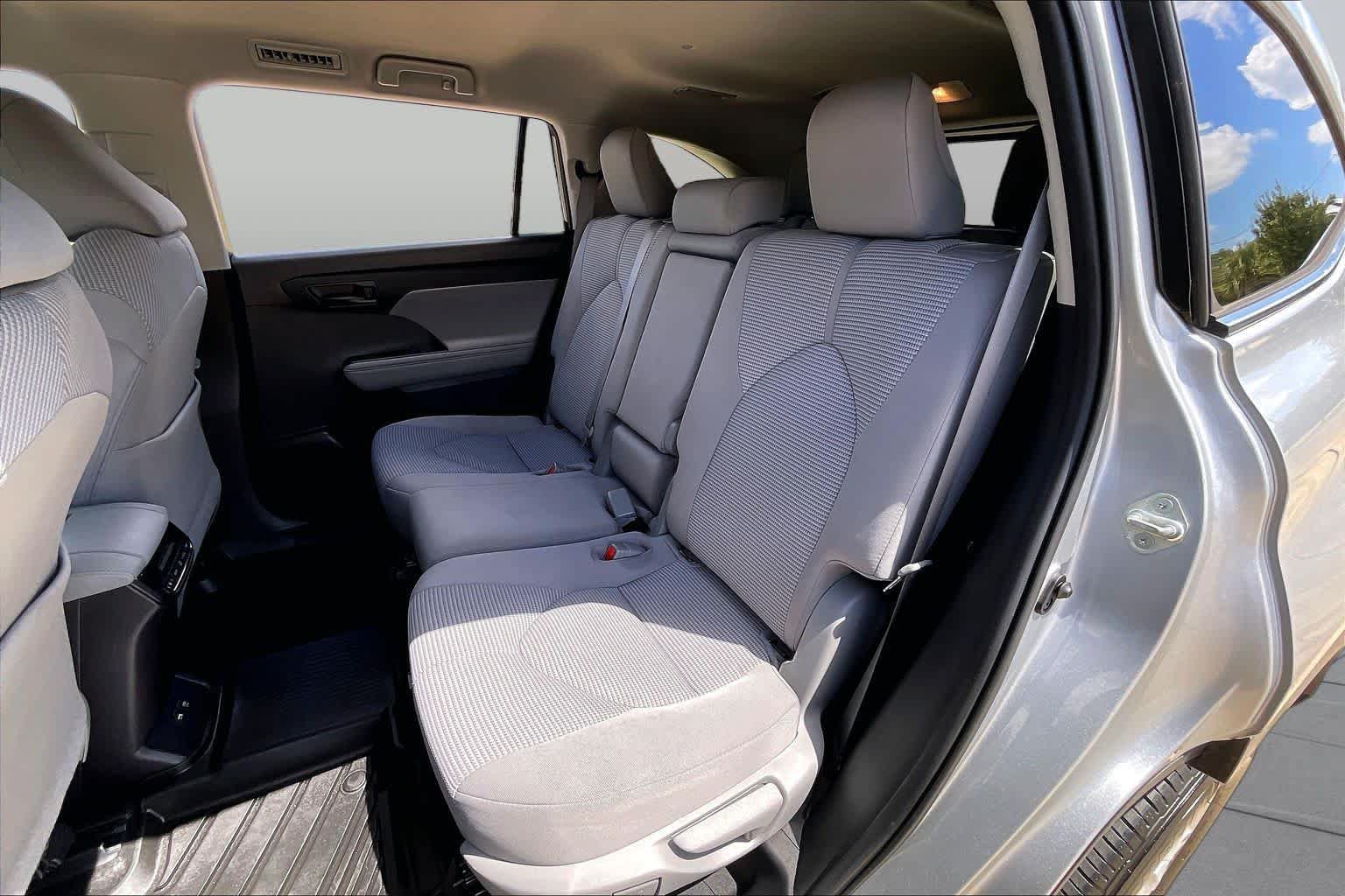Used 2021 Toyota Highlander LE FWD image 16