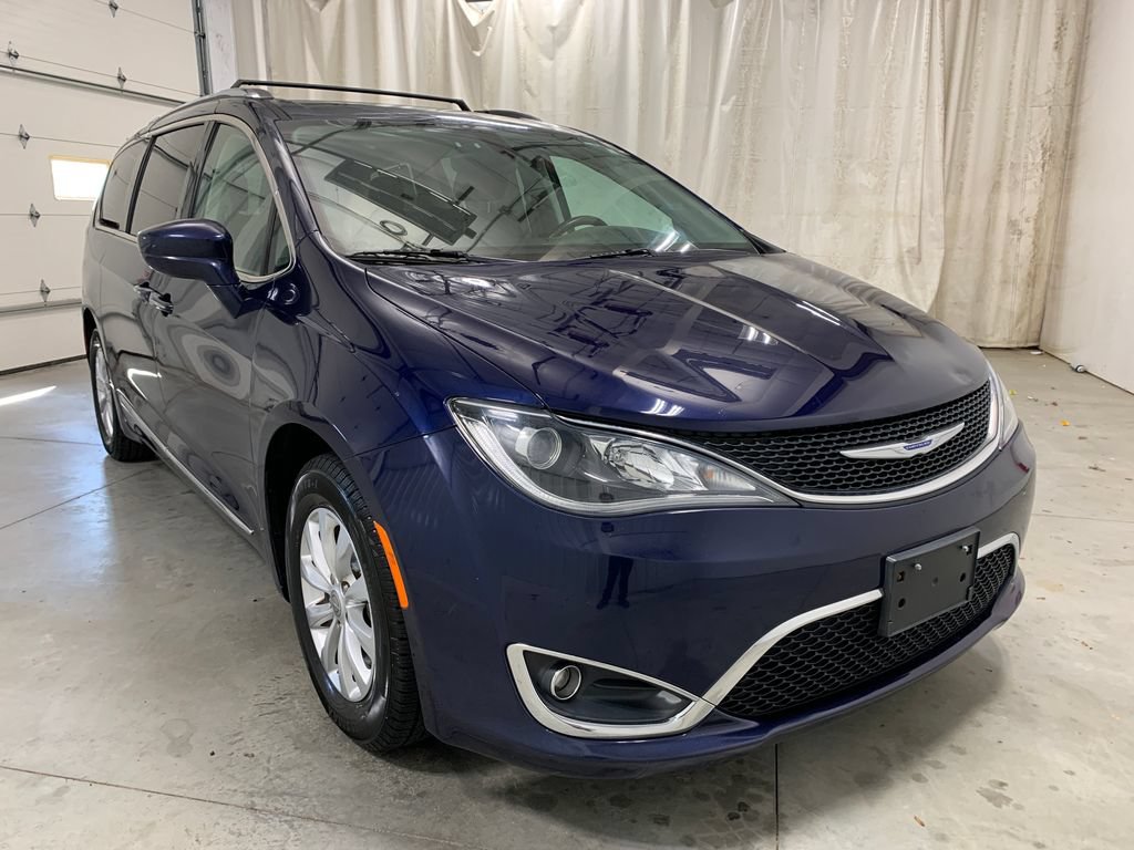 Used 2018 Chrysler Pacifica Touring-L FWD image 13