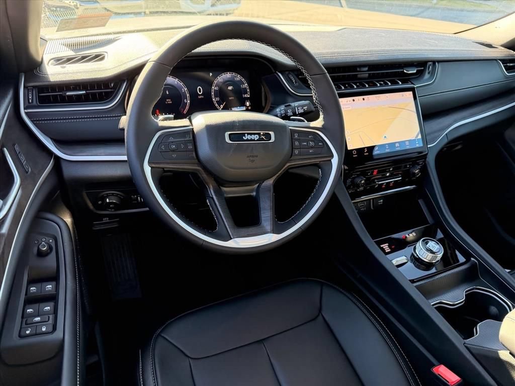 Used 2025 Jeep Grand Cherokee Limited AWD/4WD image 6