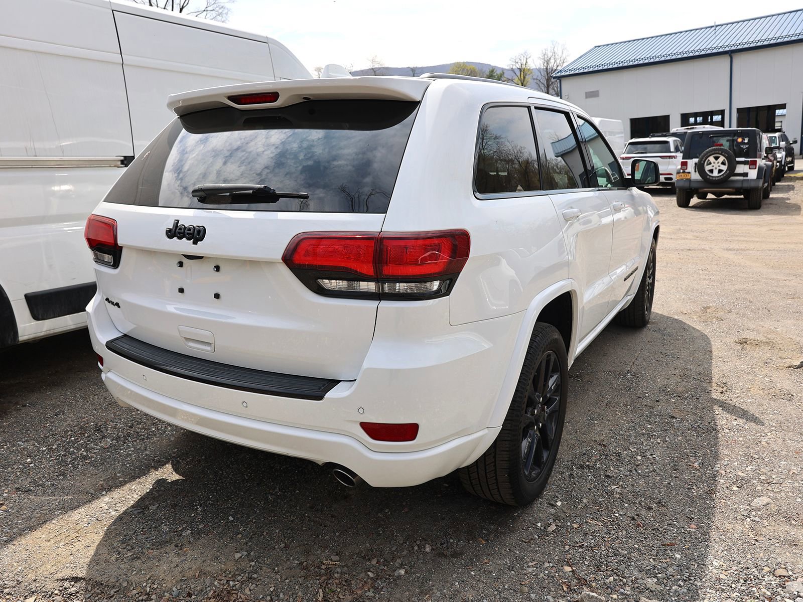 Used 2018 Jeep Grand Cherokee Altitude AWD/4WD image 6