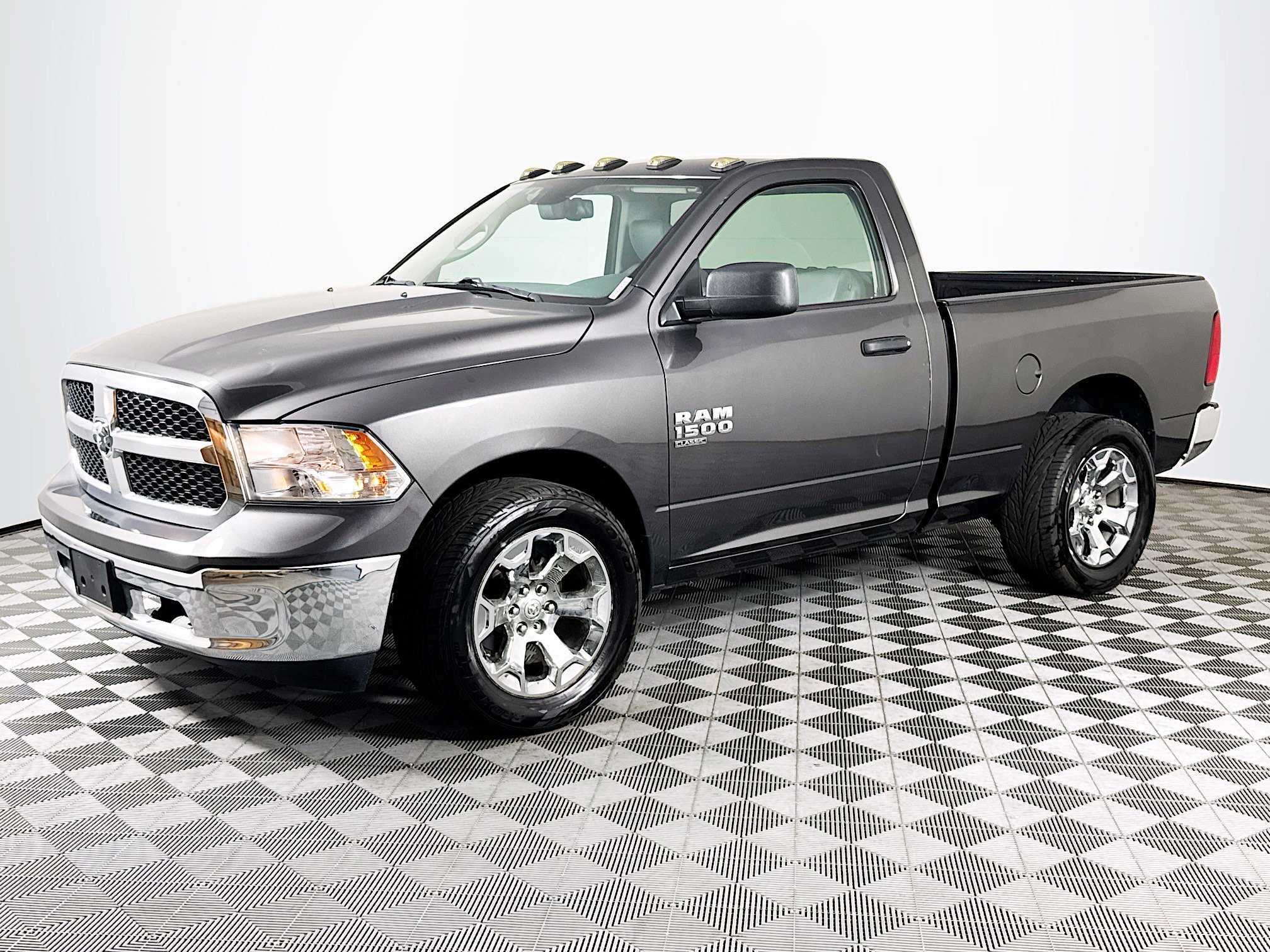 Used 2019 RAM 1500 Tradesman w/ Chrome Appearance Group RWD image 4