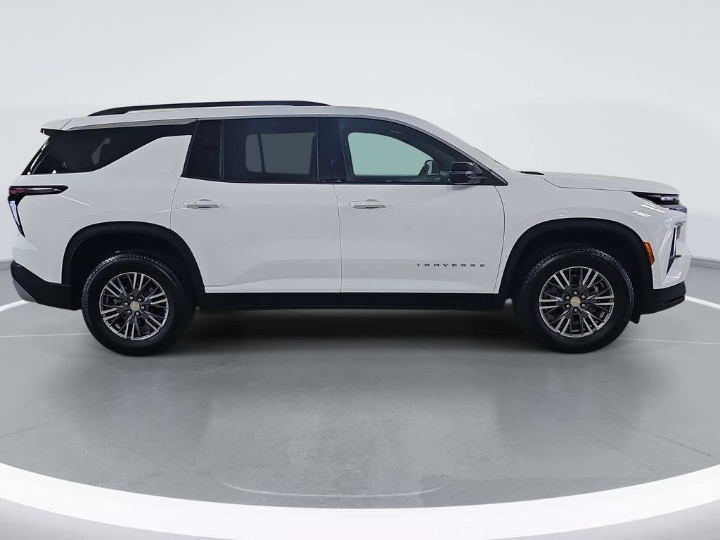 Used 2025 Chevrolet Traverse LT AWD/4WD image 2