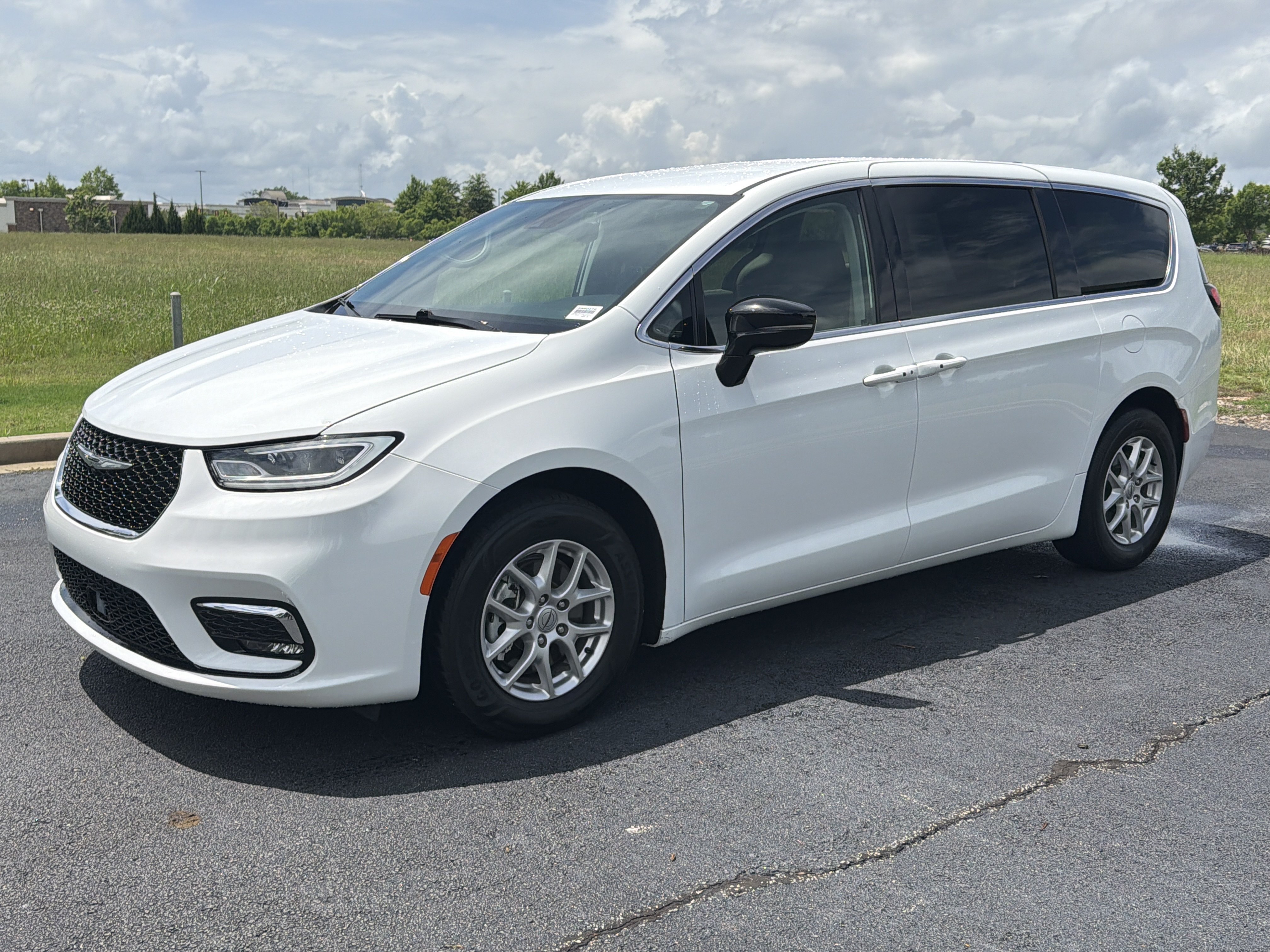 Used 2024 Chrysler Pacifica Touring-L FWD image 5