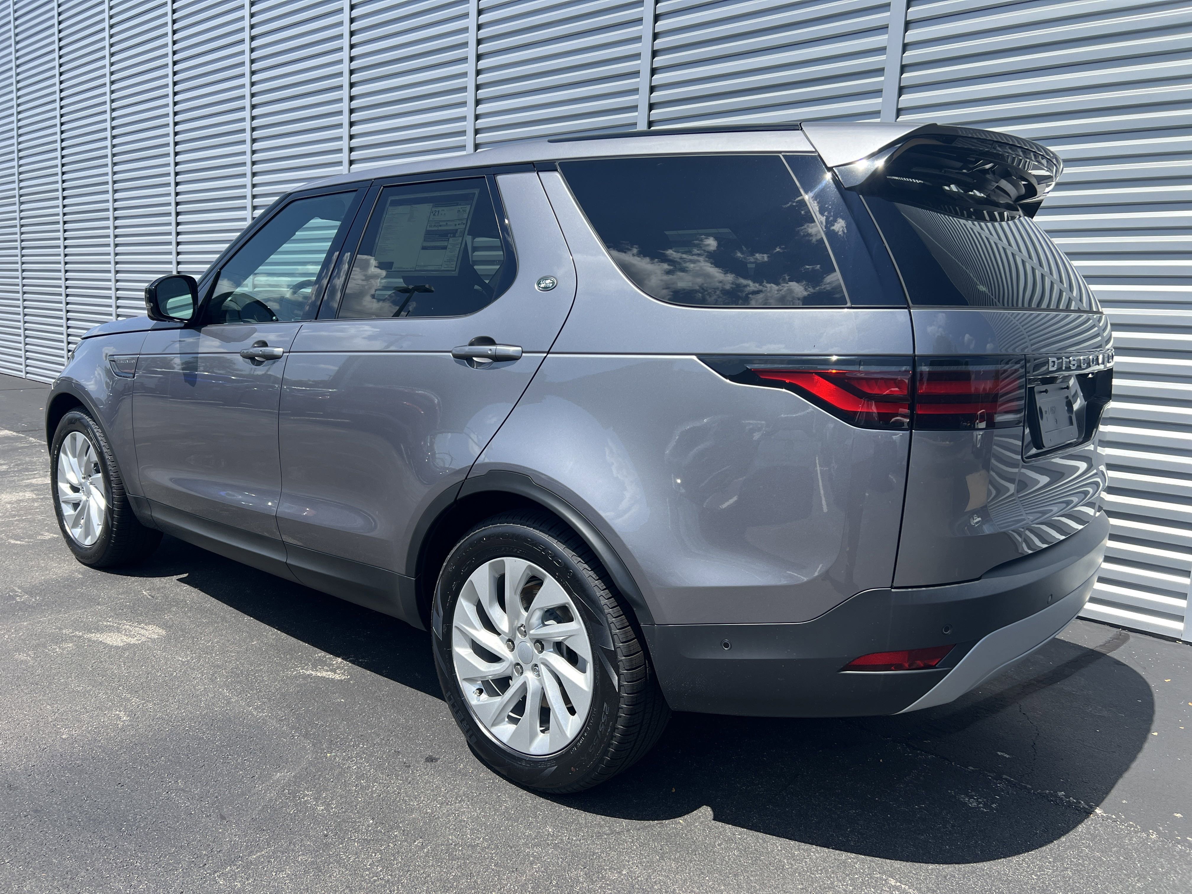 New 2025 Land Rover Discovery S image 3