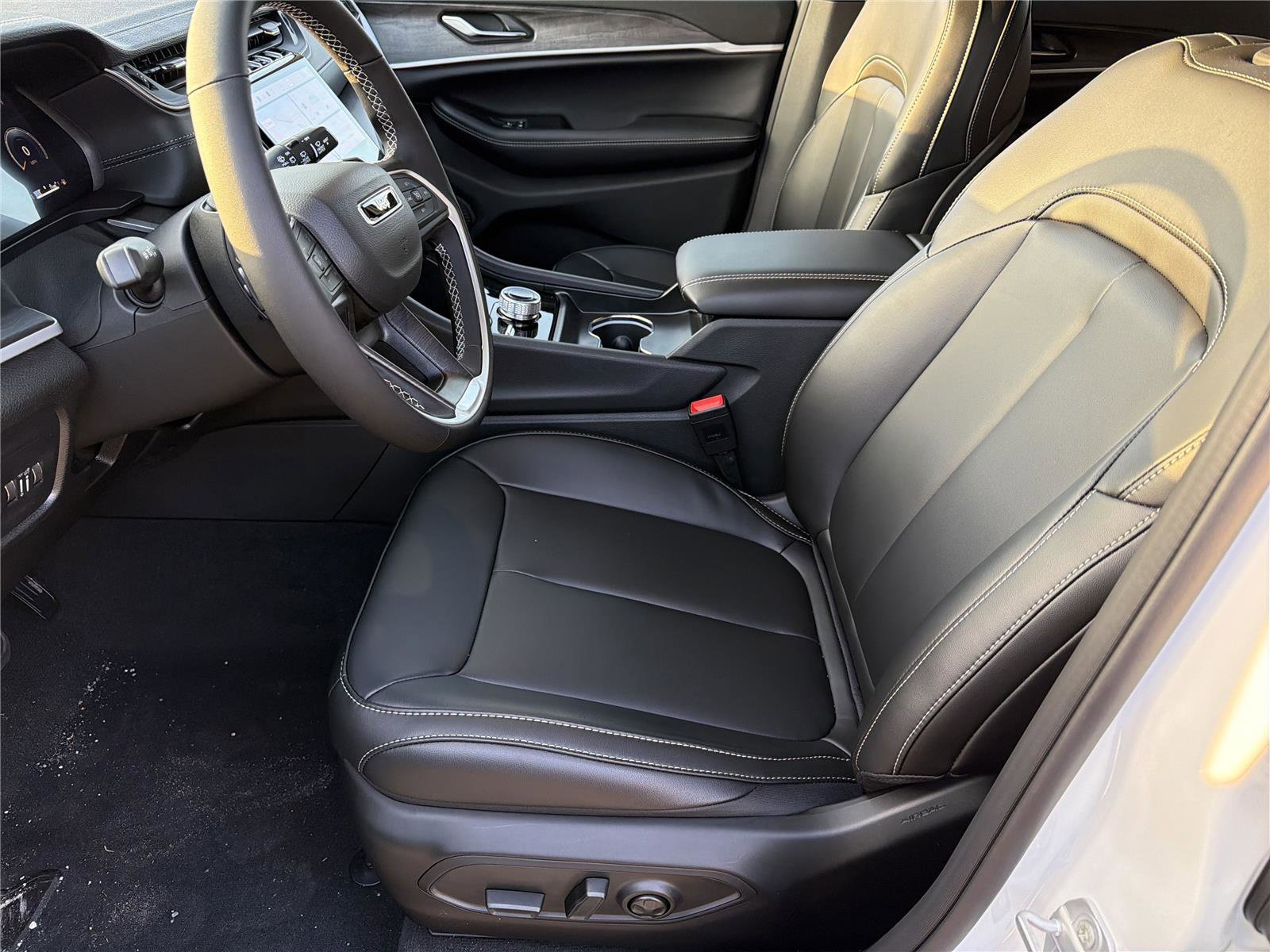 New 2025 Jeep Grand Cherokee Limited w/ Black Appearance Package image 10