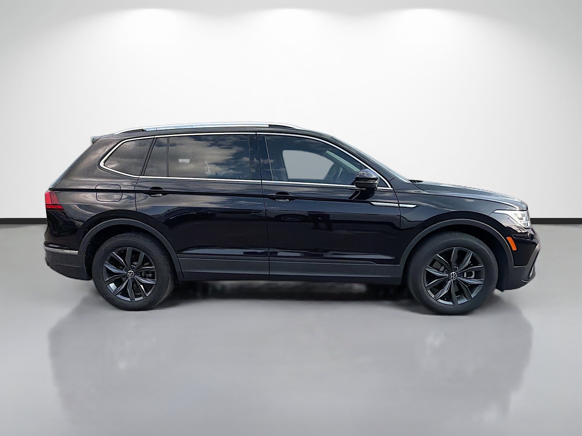 Used 2023 Volkswagen Tiguan SE image 2