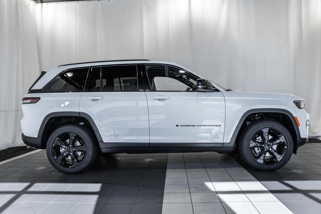 New 2025 Jeep Grand Cherokee Altitude image 3