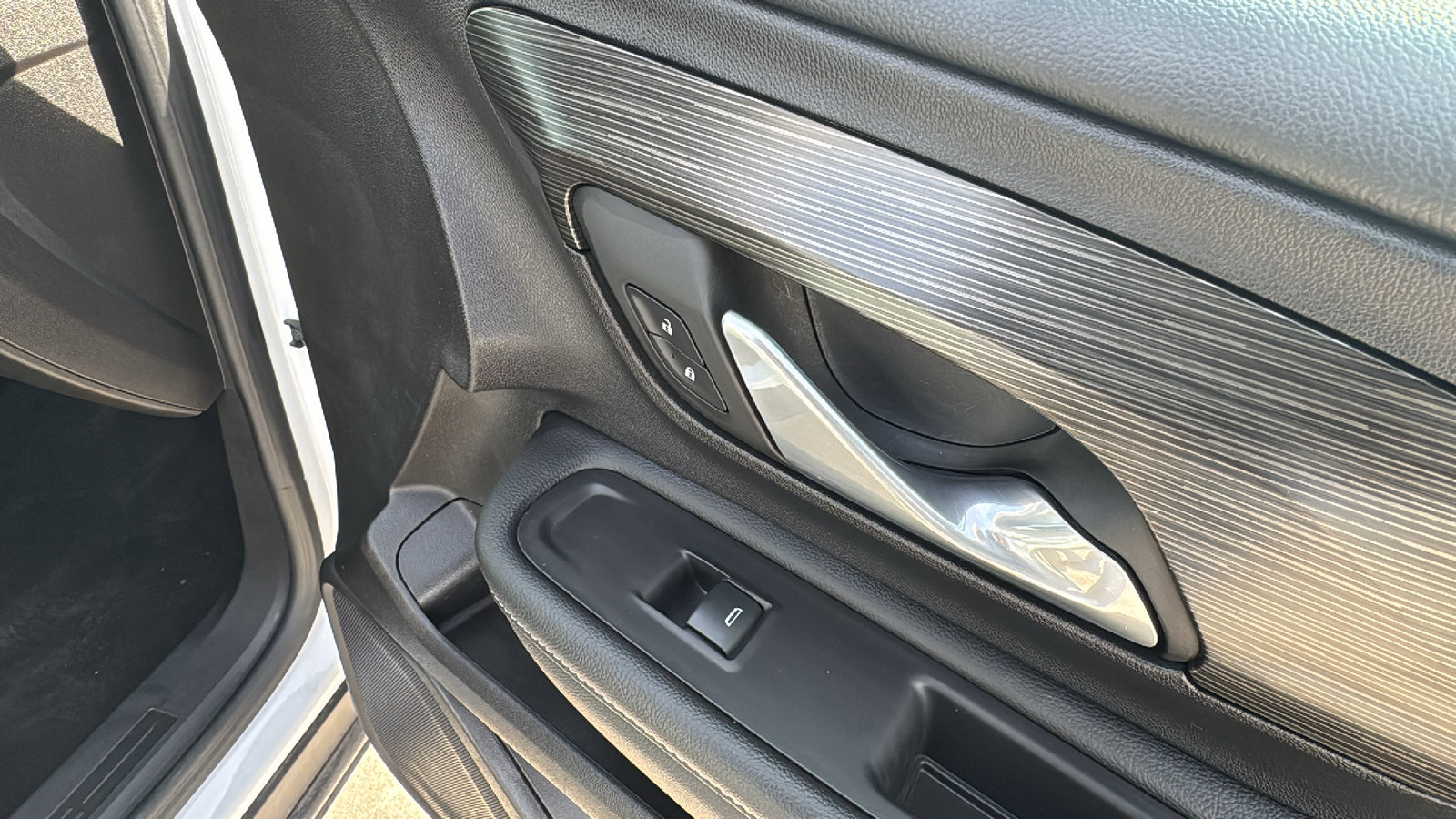 Used 2024 GMC Terrain SLT image 29