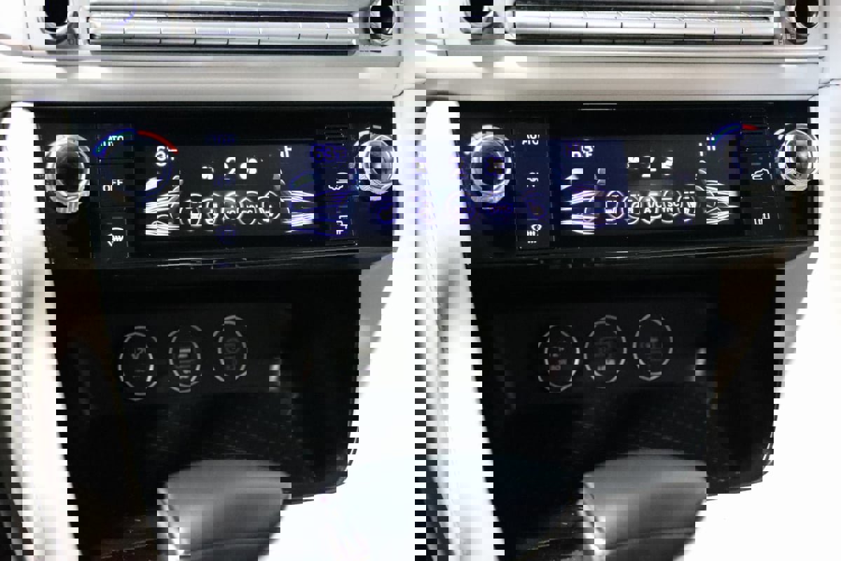 Used 2024 Genesis G70 2.5T image 43