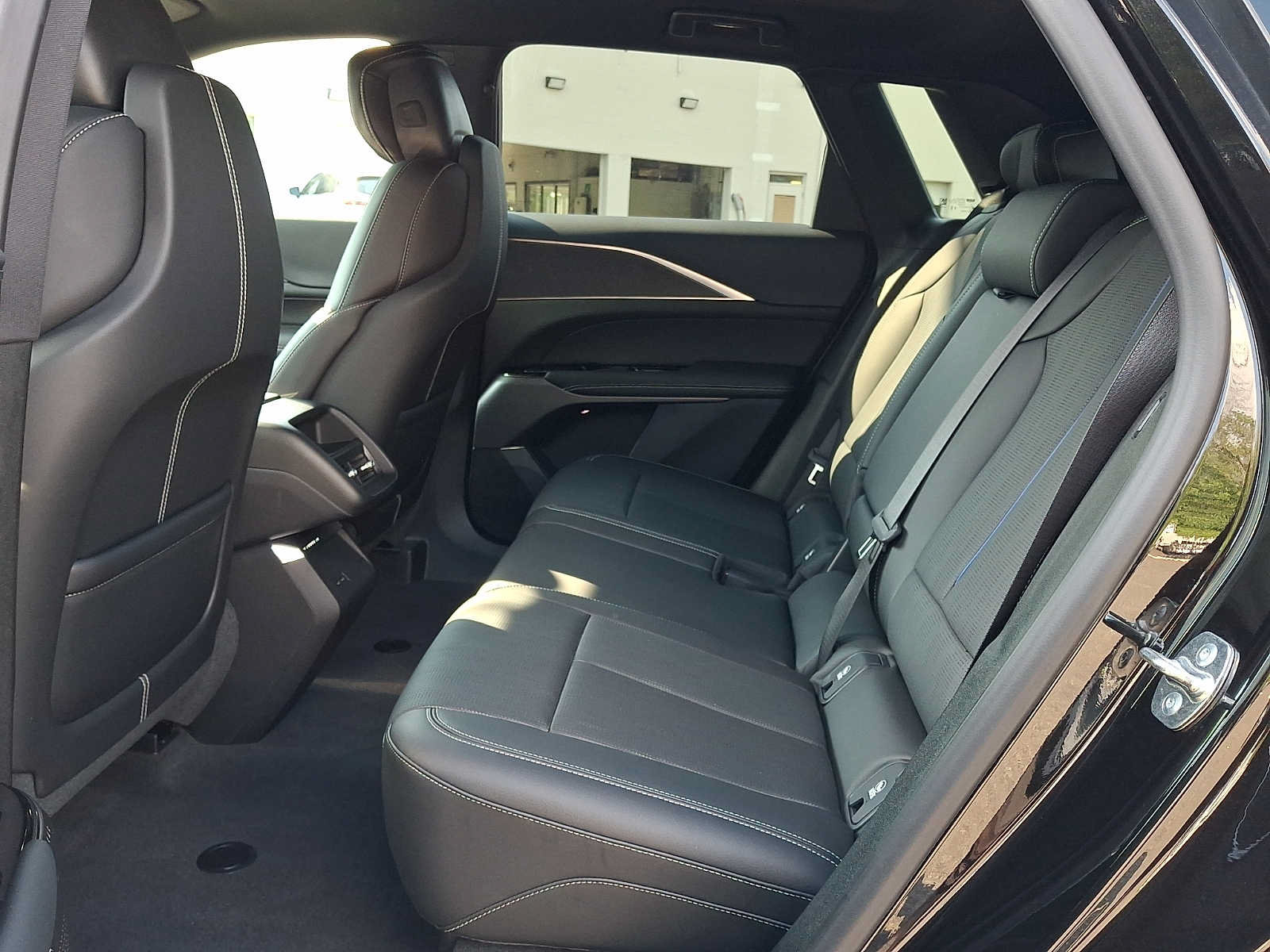 Used 2026 Cadillac Lyriq Luxury AWD/4WD image 10