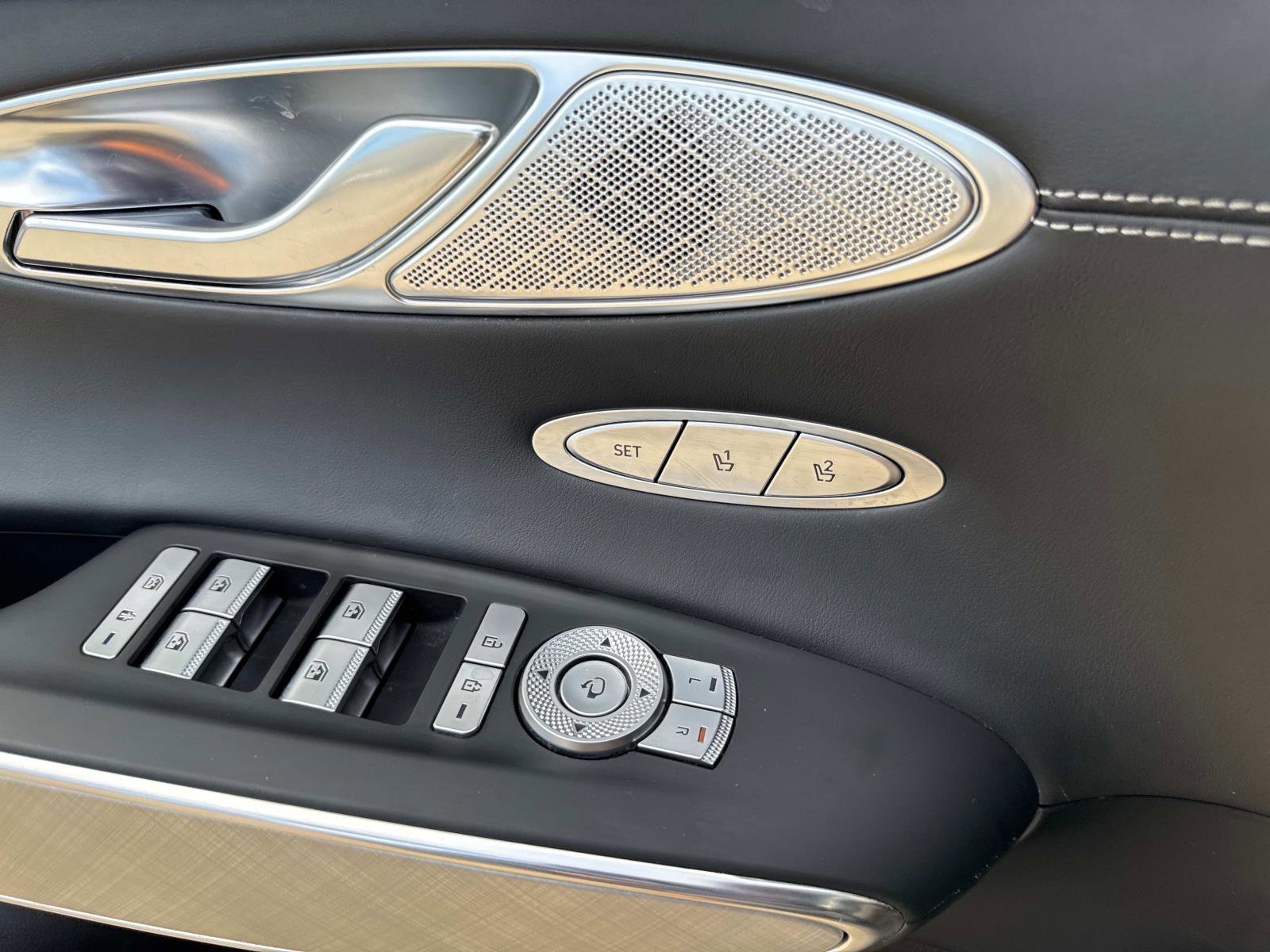 Used 2025 Genesis Electrified GV70 image 23