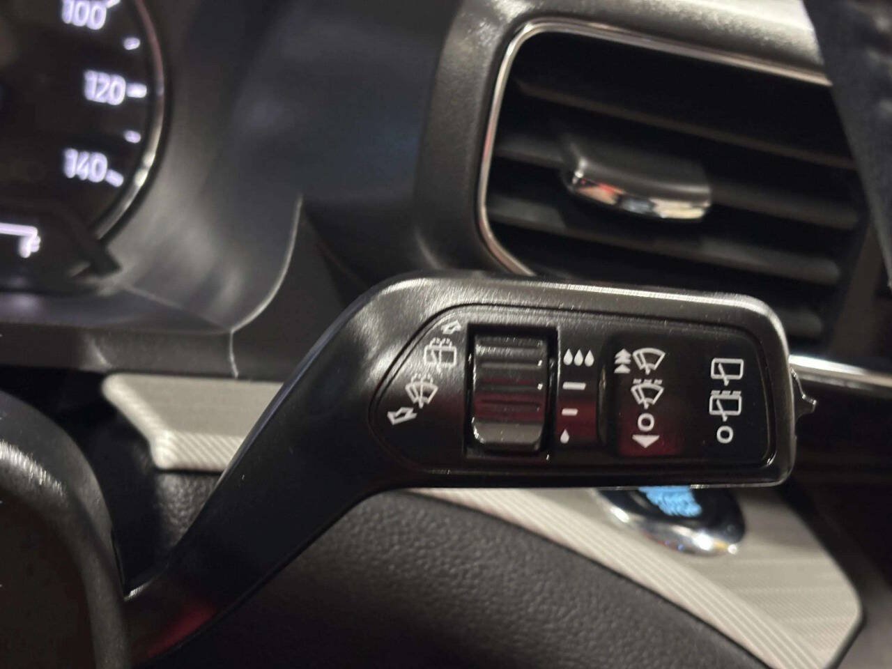 Used 2020 Ford Explorer XLT w/ Equipment Group 202A AWD/4WD image 35