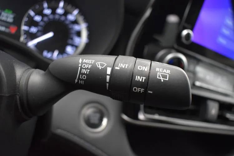 Used 2025 Toyota Highlander LE FWD image 26