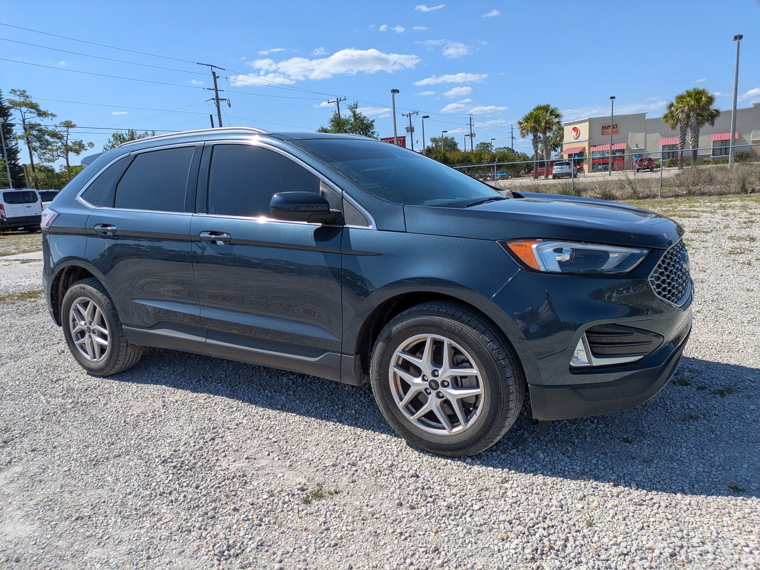 Used 2023 Ford Edge SEL w/ Convenience Package AWD/4WD image 2
