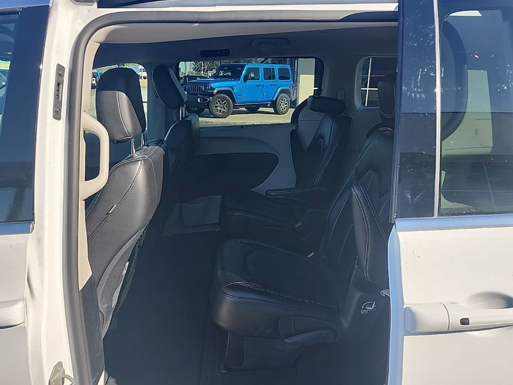 Used 2024 Chrysler Pacifica Touring-L image 25