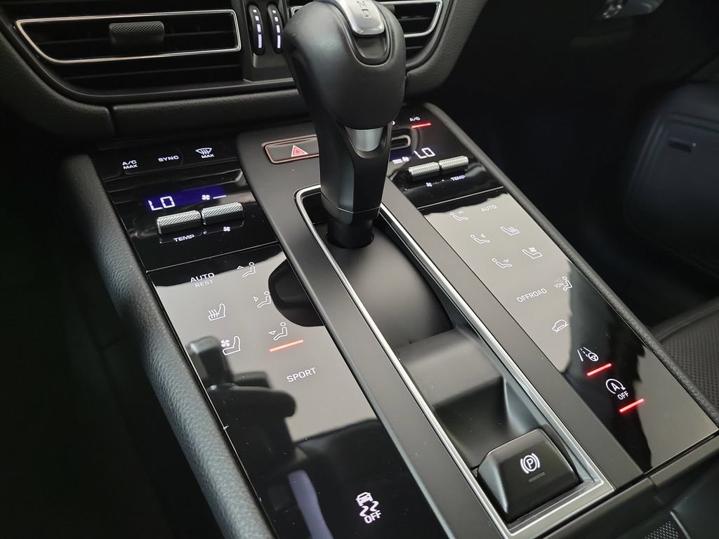 Used 2025 Porsche Macan AWD/4WD image 22