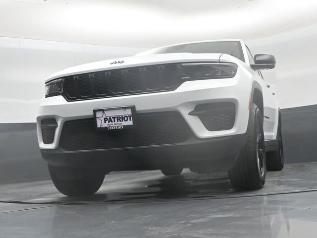 Used 2025 Jeep Grand Cherokee Altitude AWD/4WD image 44