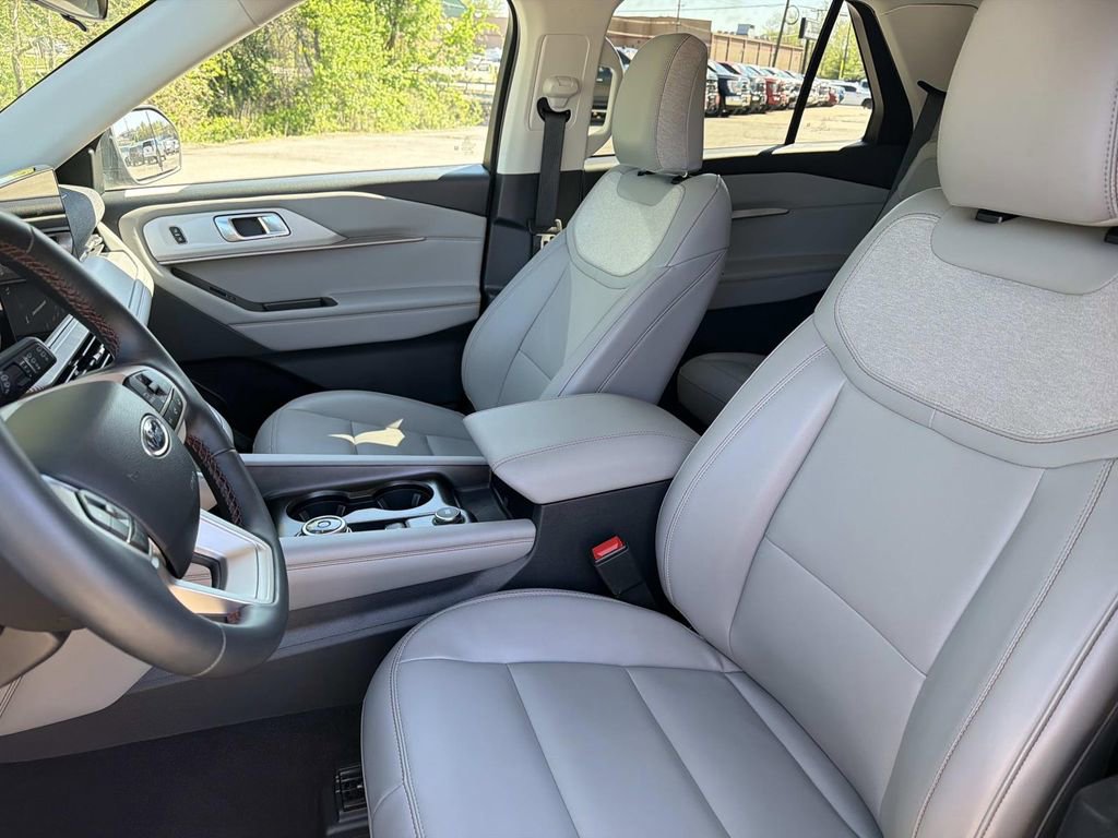 Used 2025 Ford Explorer Active w/ Active Comfort Package image 22