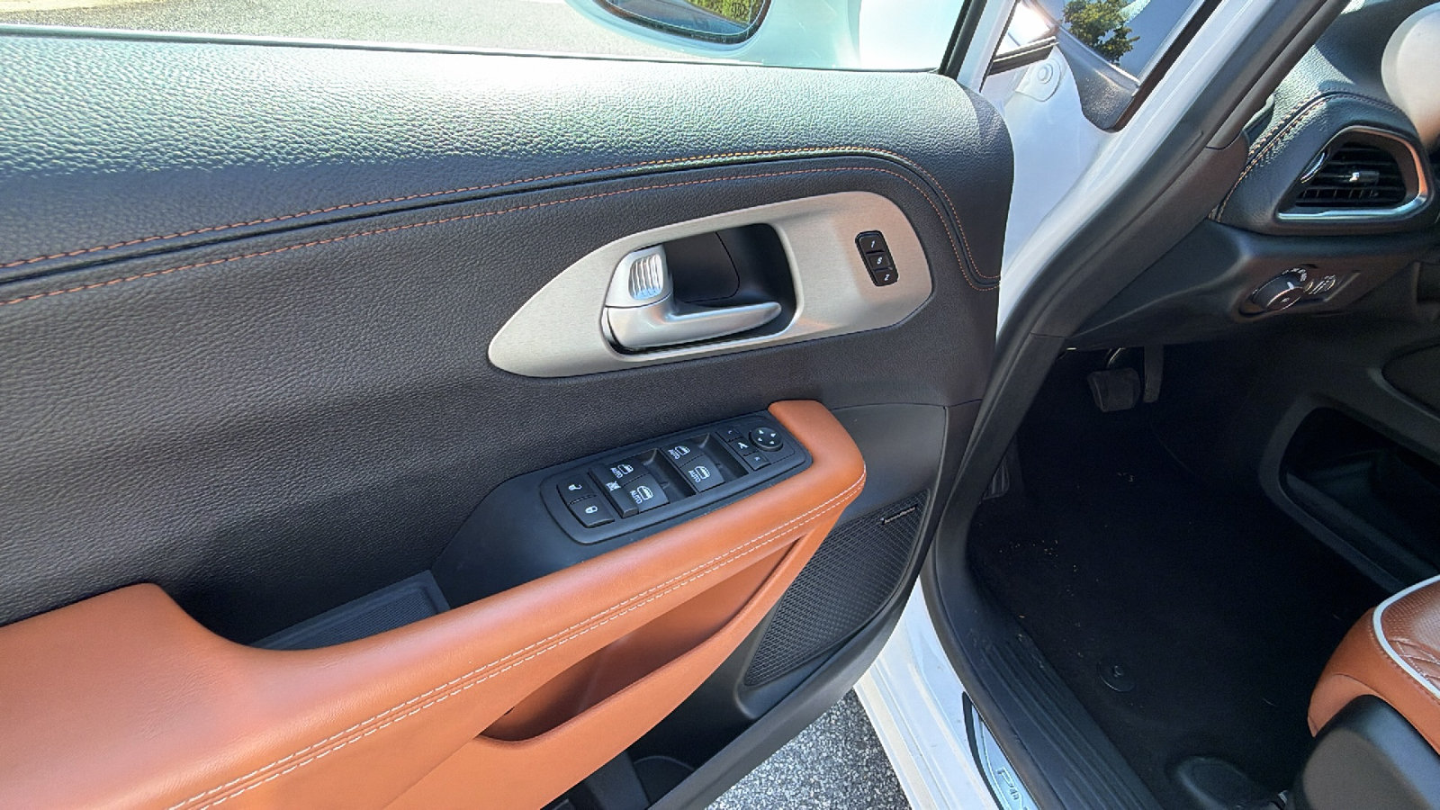 Used 2024 Chrysler Pacifica Pinnacle FWD image 15