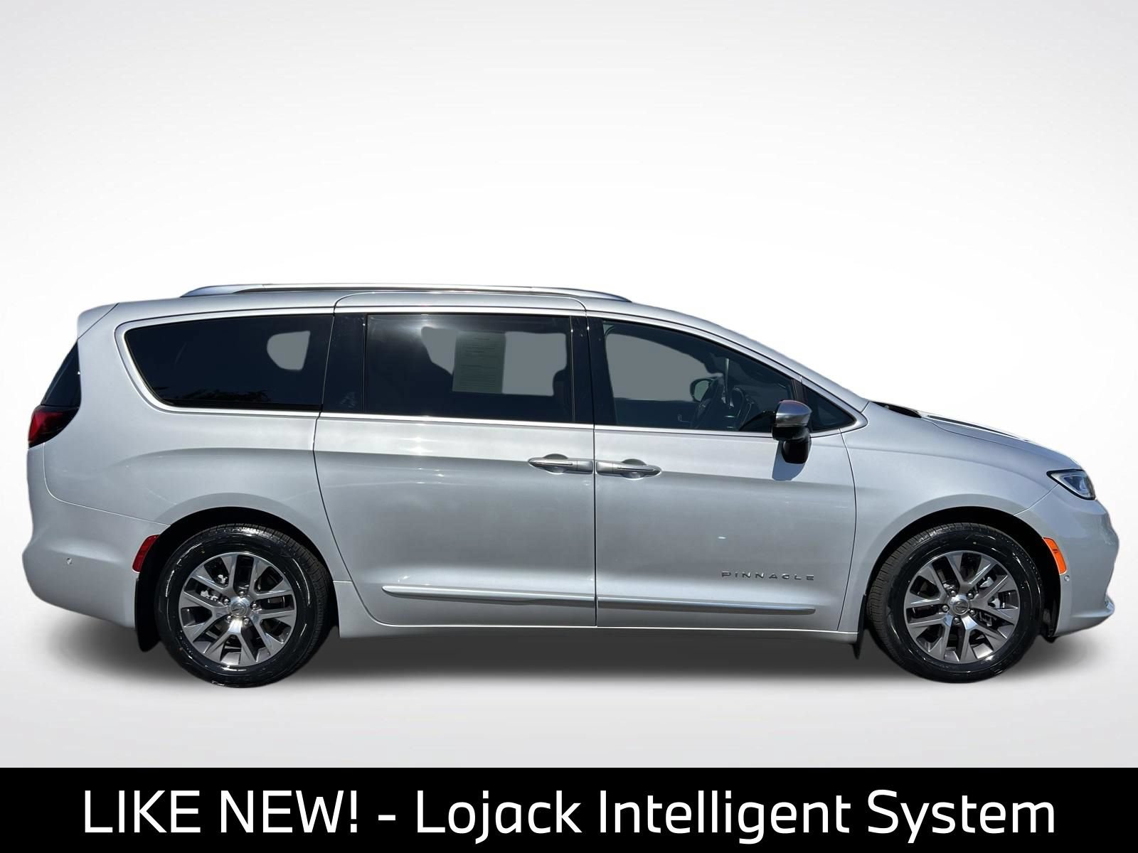 Used 2023 Chrysler Pacifica Pinnacle FWD image 11