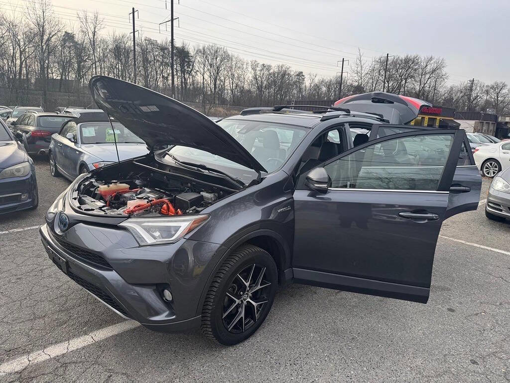 Used 2018 Toyota RAV4 SE image 6
