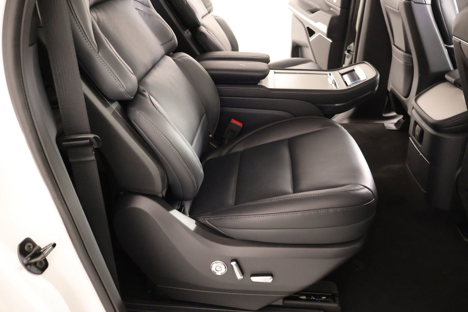New 2026 Lincoln Navigator L Reserve AWD/4WD image 16