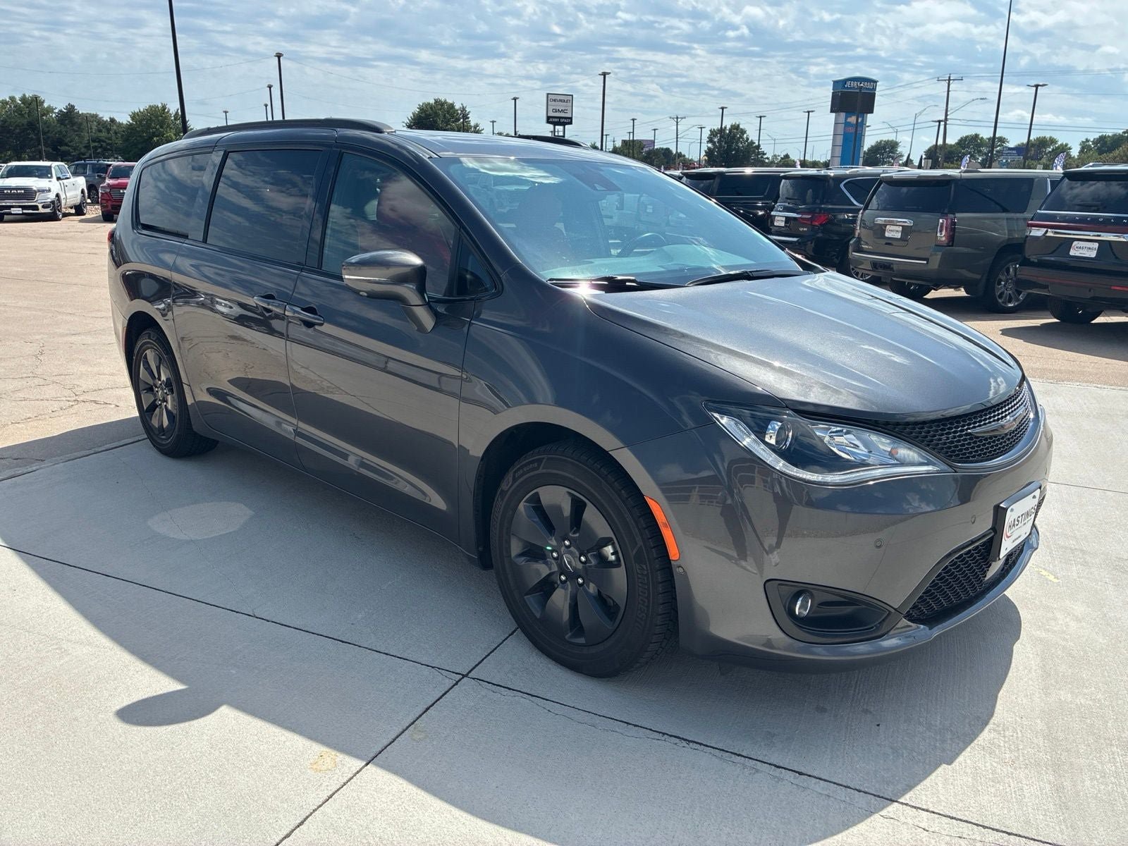Used 2020 Chrysler Pacifica Limited w/ Quick Oder Package 2EV RED-S FWD image 10