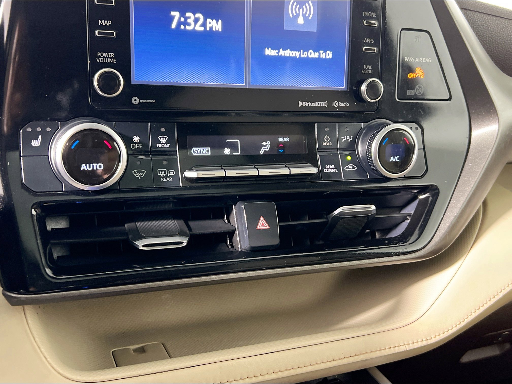 Used 2020 Toyota Highlander XLE image 27