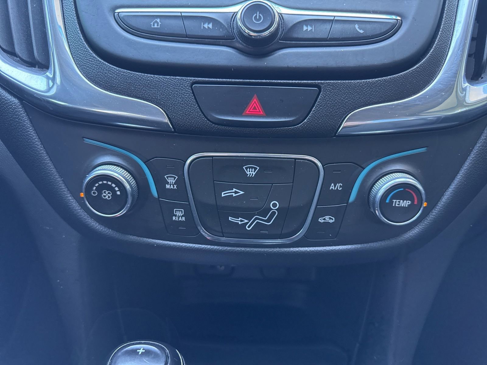 Used 2018 Chevrolet Equinox LT FWD image 23