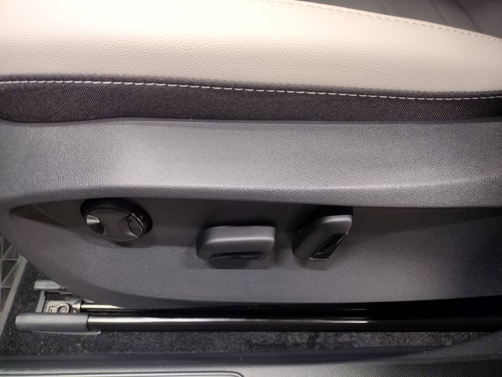 Used 2025 Volkswagen Taos SE image 21