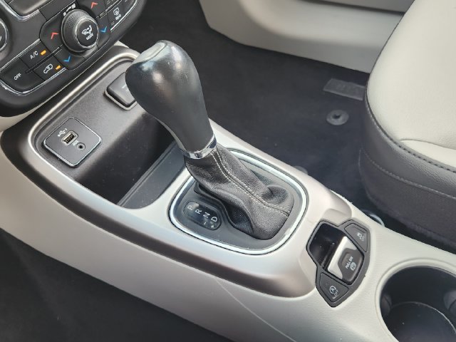 Used 2019 Jeep Compass Latitude FWD image 16