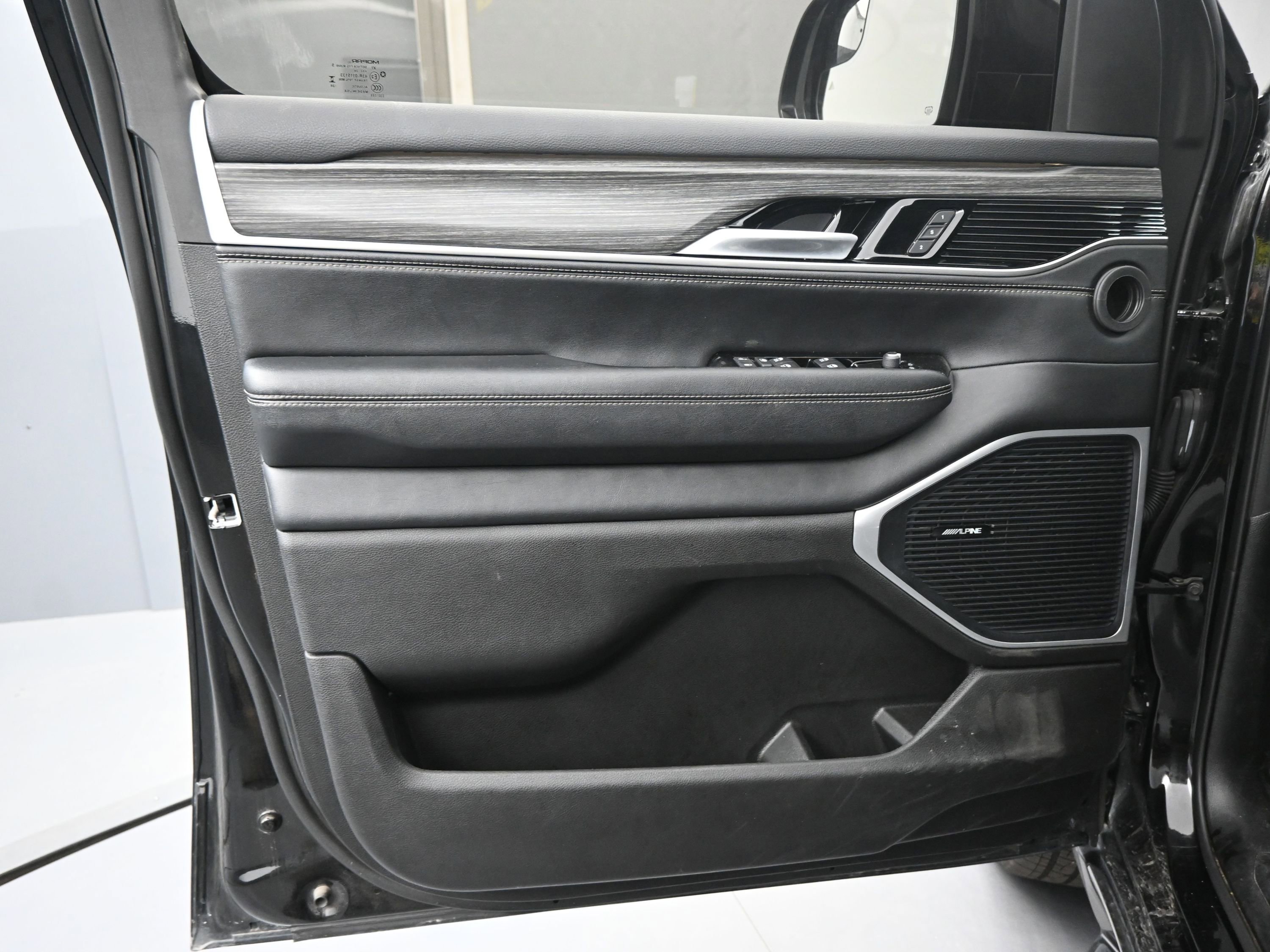 Used 2024 Jeep Wagoneer L Series II w/ Flexible Seating Group image 15