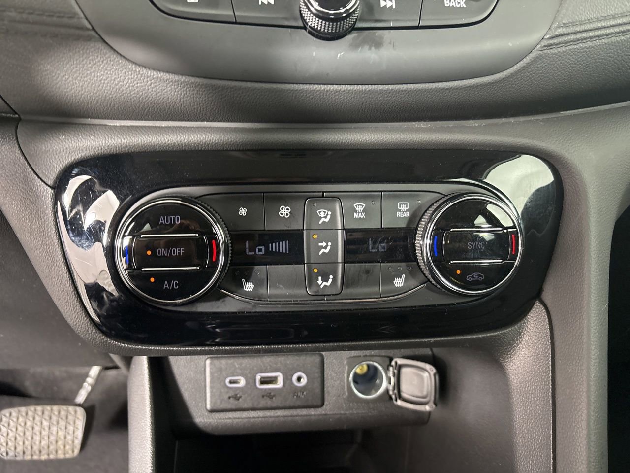 Used 2023 Buick Encore GX Essence w/ Experience Buick Package image 18