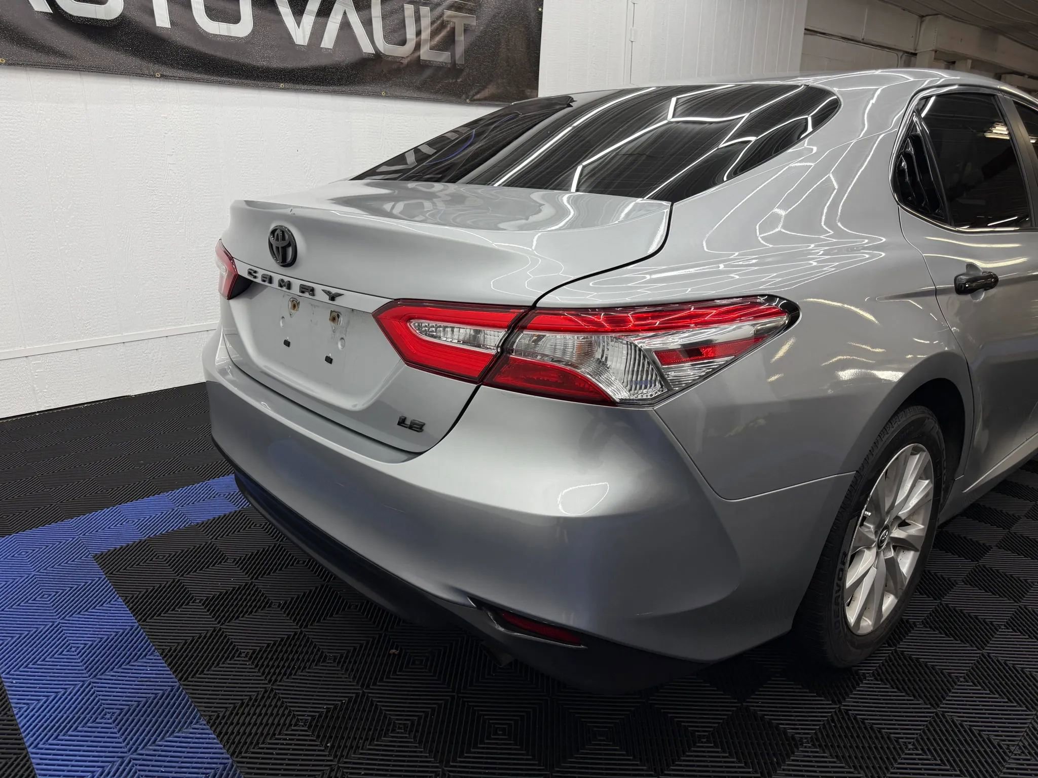 Used 2018 Toyota Camry LE FWD image 3