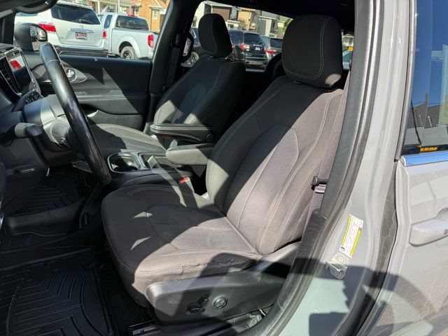 Used 2023 Chrysler Pacifica Touring FWD image 7