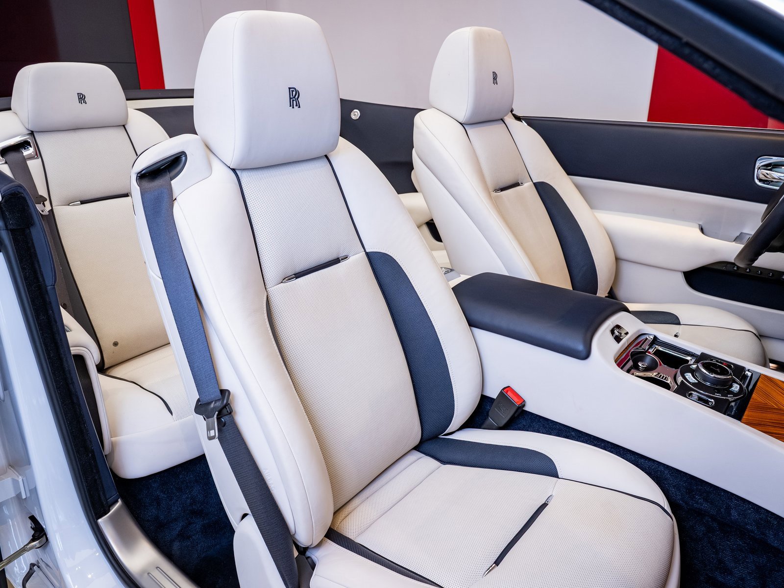 Used 2018 Rolls-Royce Dawn image 21