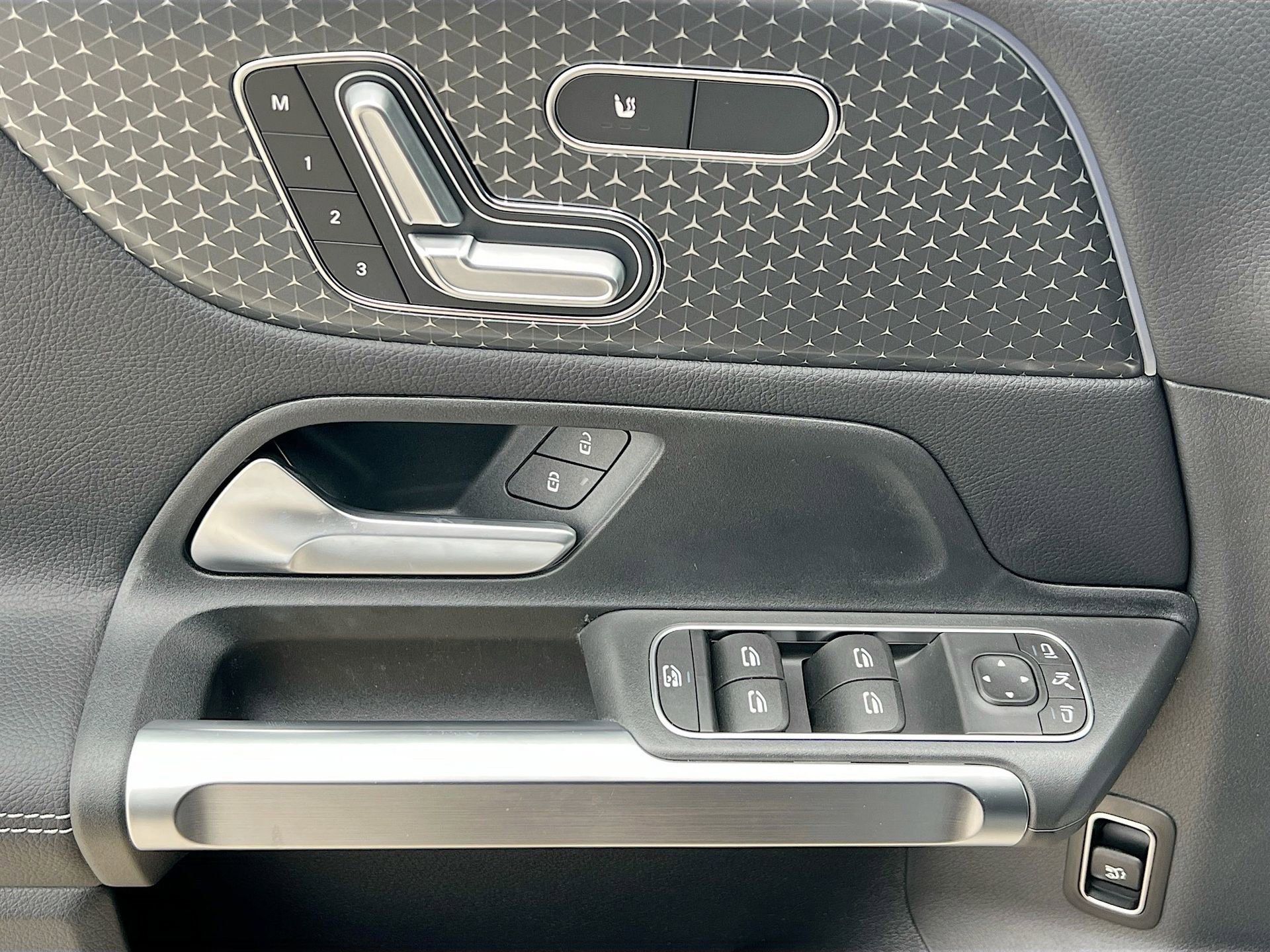 Used 2025 Mercedes-Benz GLB 250 4MATIC w/ Winter Package image 14