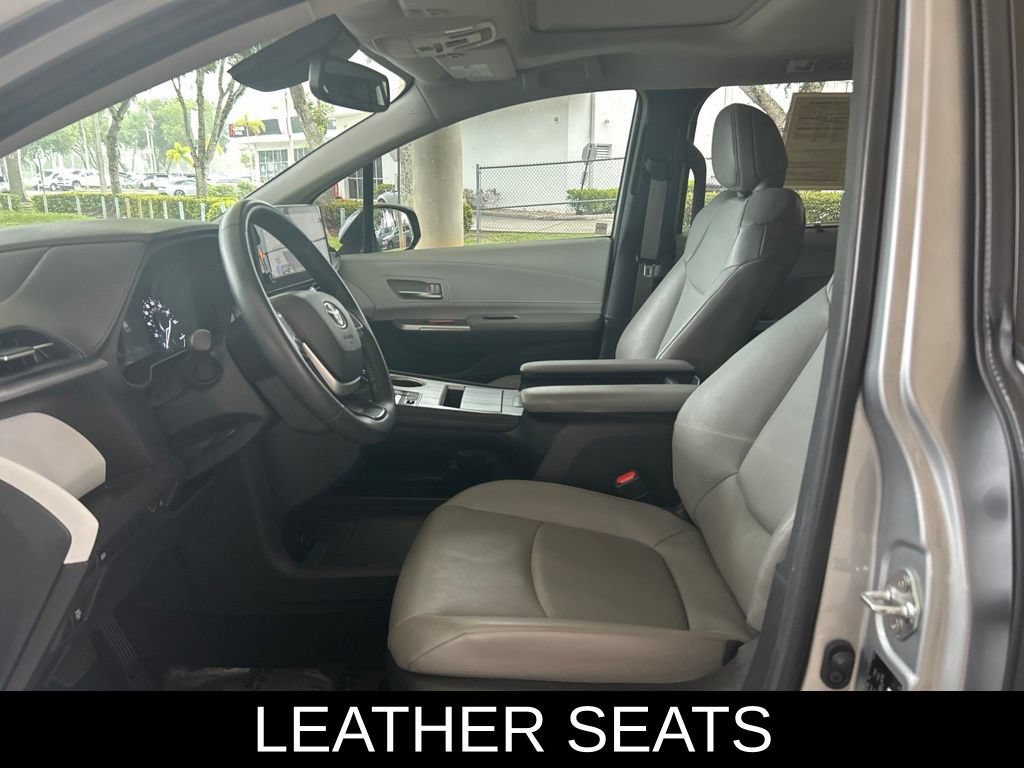 Used 2025 Toyota Sienna XLE FWD image 7